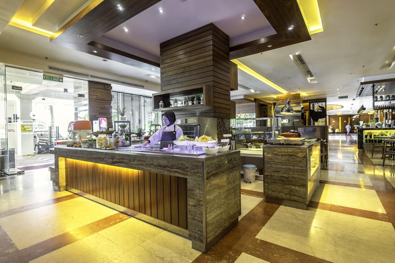 Crystal Crown Hotel Петалинг-Джая Экстерьер фото