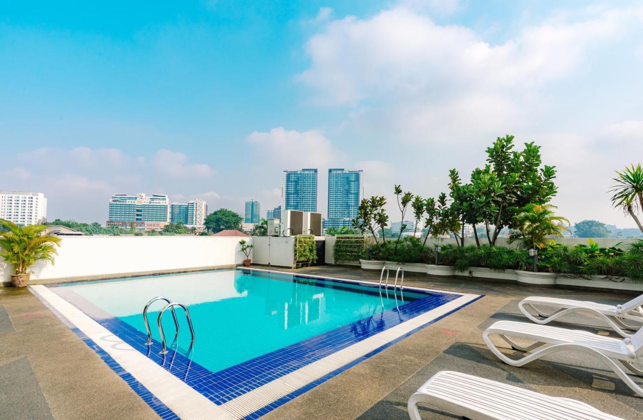 Crystal Crown Hotel Петалинг-Джая Экстерьер фото